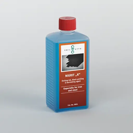 Picture: 250 ml Bottle NIGRIT K with blue liquid